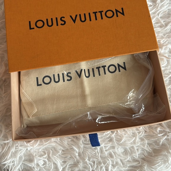 Louis Vuitton Monogram Zippy Wallet - Picture 8 of 8